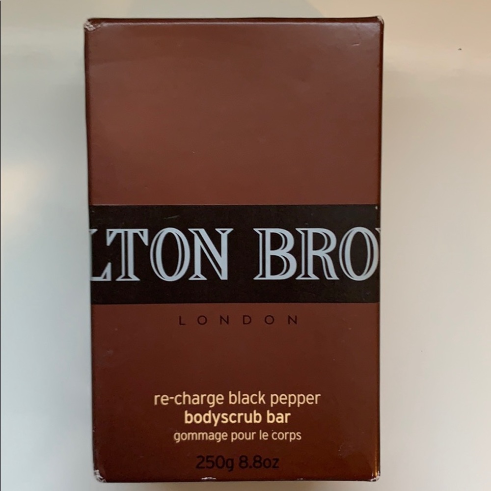 Molton Brown re-charge black pepper body scrub bar